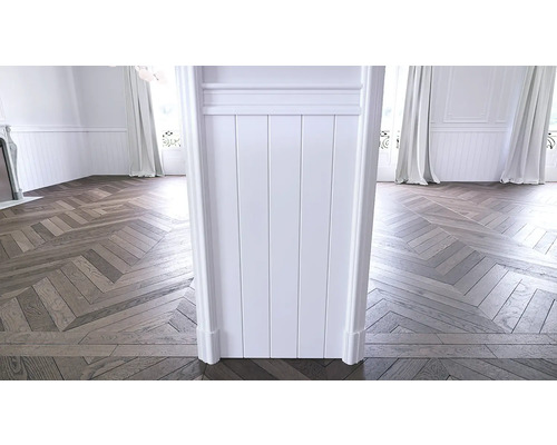 Pohľad na izbu s parketami do rybej kosti cez biely rám dverí