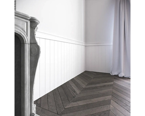 Svetlá miestnosť s parketami v tvare rybej kosti, obložením stien, závesom a krbom