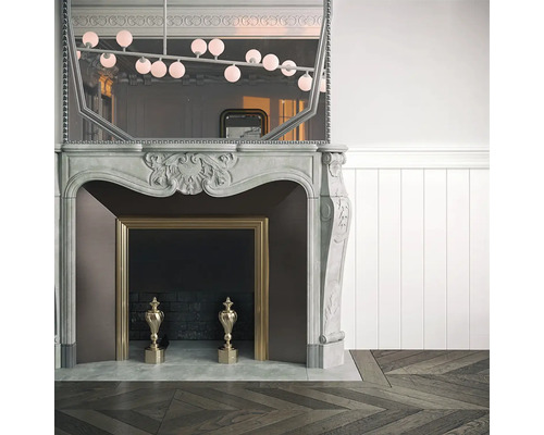 Dekoratívny krb so zrkadlom a dvoma zlatými vázami na tmavej podlahe so vzorom rybej kosti