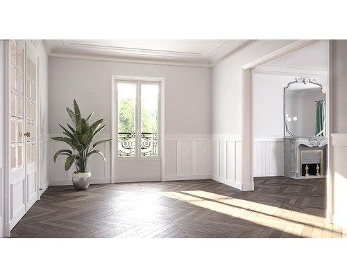 Svetlá miestnosť s parketami do stromčeka, oknami s mrežami a izbovou rastlinou v kvetináči