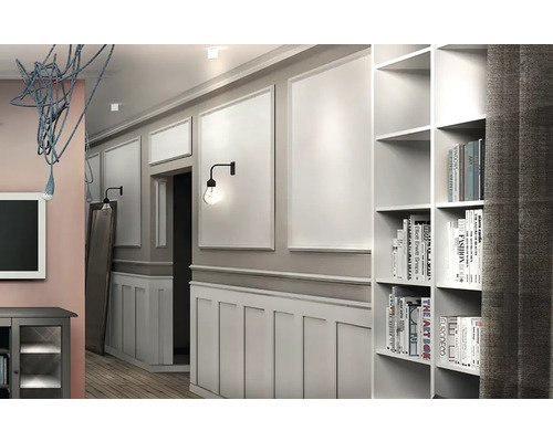 Chodba s nástennými panelmi, knižnicou a dekoratívnym osvetlením