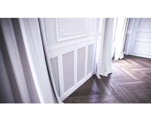 Detailný pohľad na svetlú izbu s obložením stien, závesmi a parketami do rybej kosti