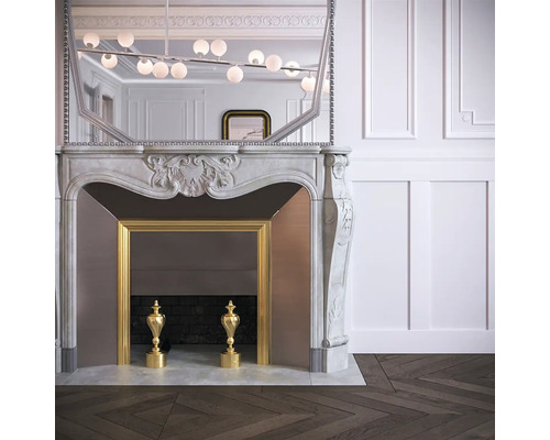 Interiérová fotografia s mramorovým krbom, zlatým rámom a ozdobnými vázami.