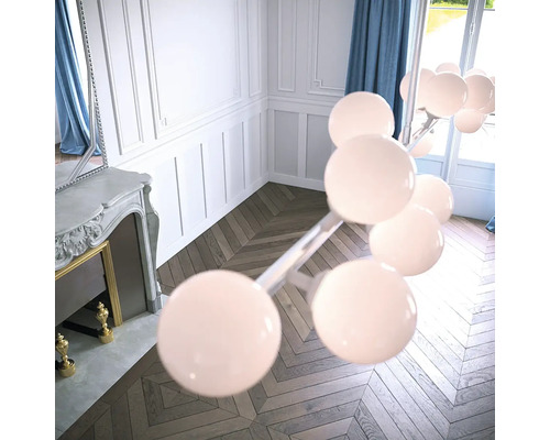 Obývacia izba s krbom, parketami v tvare rybej kosti a moderným molekulovým stropným svietidlom.