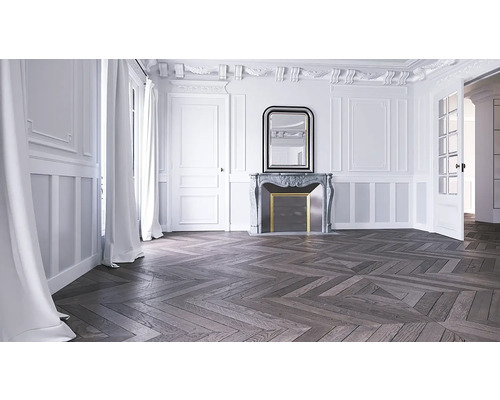 Svetlá miestnosť s parketami v tvare rybej kosti, krbom a zrkadlom