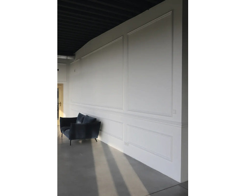 Izba s nástennými panelmi a pohovkou