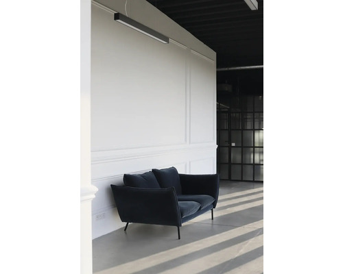 Dvojsedačka v svetlej miestnosti s minimalistickým dizajnom