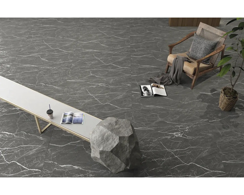 Scéna s podlahovými dlaždicami so vzhľadom mramoru, stoličkou a stolom