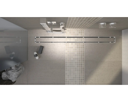 Kúpeľňa so sprchovým žľabom, hlavovou sprchou a uterákom