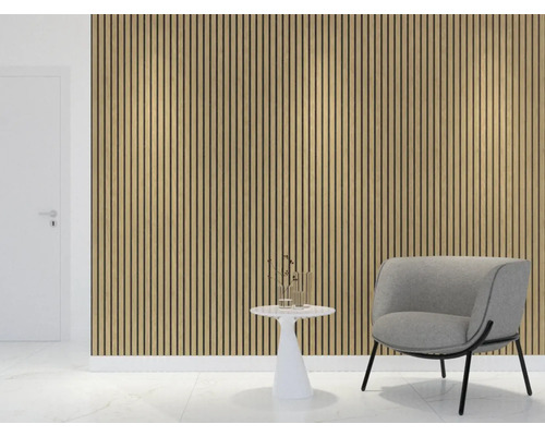 Obývacia izba s akustickými panelmi na stene, kreslom a príručným stolíkom