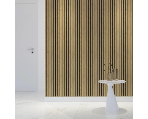 Svetlá hala s dreveným obložením stien, dverami a odkladacím stolíkom s dekoráciou