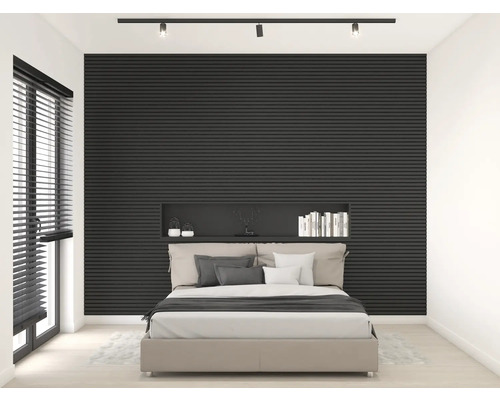 Spálňa s posteľou, nočným stolíkom a stenovými panelmi