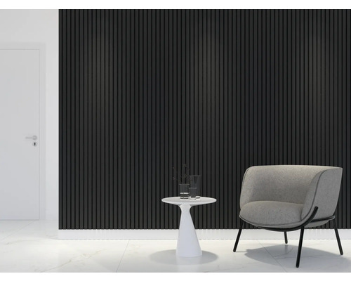 Obývacia izba s akustickými panelmi na stene, kreslom a príručným stolíkom.