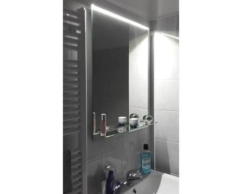 Kúpeľňa s osvetleným zrkadlom a umývadlom