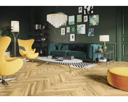 Obývacia izba so žltými kreslami, zelenou pohovkou a parketami v štýle rybej kosti