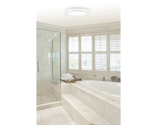 Svetlá kúpeľňa so sprchou, vaňou a okrúhlym stropným svietidlom