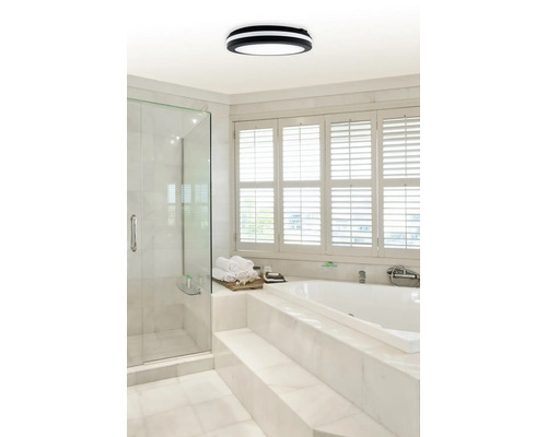 Kúpeľňa so sprchou, vaňou a okrúhlym stropným svietidlom