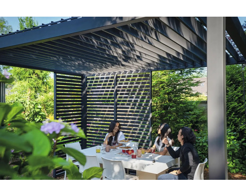 Záhradná scéna s ľuďmi pod lamelovou strechou a pri záhradnom stole