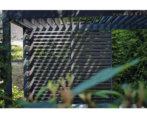 Detailný pohľad na modernú pergolu s lamelovou štruktúrou v záhrade.