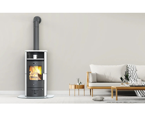 Krbové kachle s dymovodom v obývacej izbe