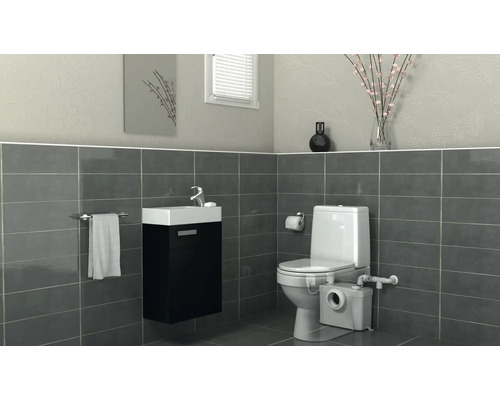 Moderná kúpeľňa s toaletou, umývadlom a sivými dlaždicami