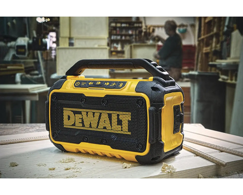 Staveniskové rádio DeWalt s rukoväťou na pracovnom stole