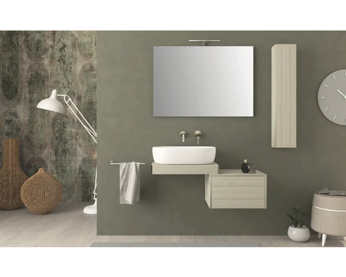 Moderná kúpeľňa s umývadlom, zrkadlom, skrinkou a dekoráciou