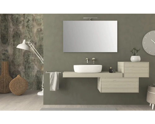 Kúpeľňa s umývadlom, zrkadlom, lampou a dekoráciou