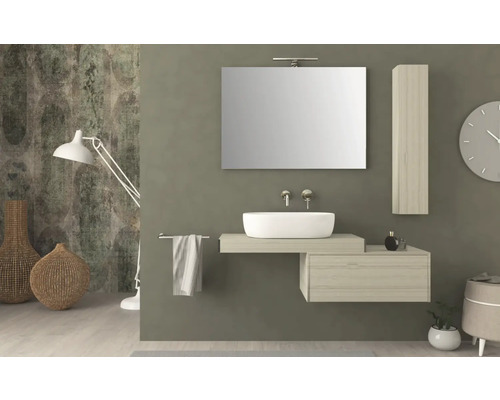 Moderná kúpeľňa s umývadlom, zrkadlom, lampou a dekoráciou