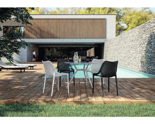 Záhradná sedacia súprava so stolom a stoličkami na drevenej terase pri bazéne