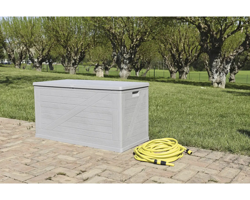 Sivý záhradný box so žltou záhradnou hadicou v záhrade