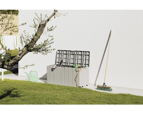 Záhradná krajina s otvoreným záhradným boxom a záhradným náradím, ako je kanva a metla