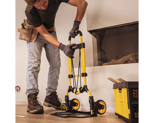 Muž používa žltý a čierny rudel Stanley.