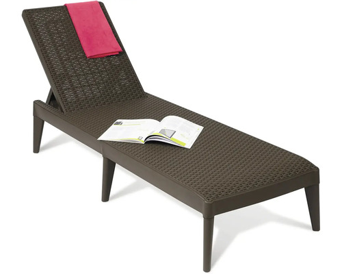 Hnedé záhradné ležadlo s uterákom a časopisom