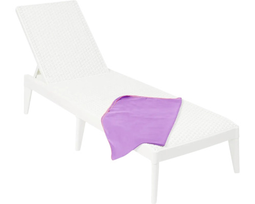 Biele záhradné ležadlo s fialovým uterákom