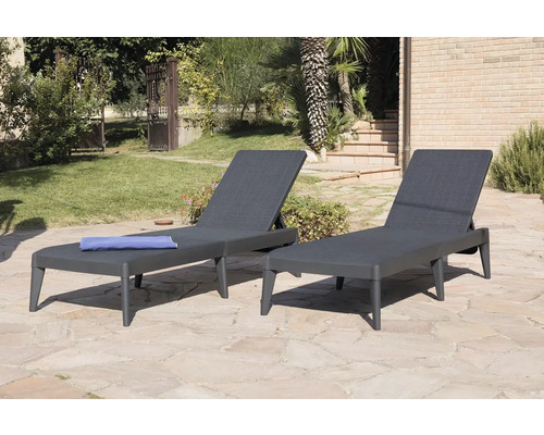 Dve sivé záhradné ležadlá na vonkajšej terase.