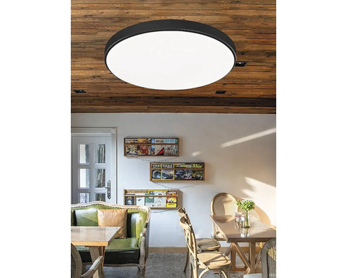 Okrúhle stropné svietidlo s jednoduchým dizajnom v jedálni.