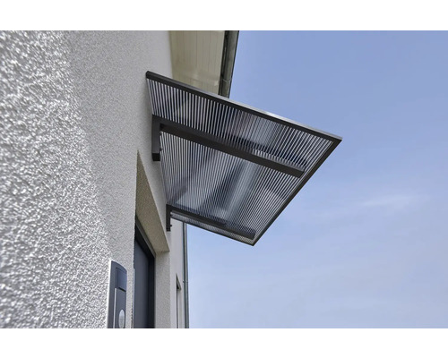 Strieška nad vchodové dvere s lamelovou štruktúrou na budove