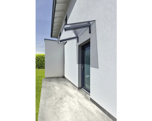 Kovová a plastová dverová strieška na budove.