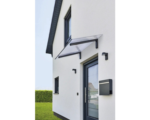Fasáda domu s vchodovými dverami, poštovou schránkou a strieškou