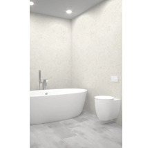 Moderná kúpeľňa s voľne stojacou vaňou a závesným WC.