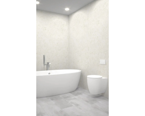 Moderná kúpeľňa s voľne stojacou vaňou a závesným WC.