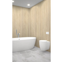 Moderná kúpeľňa s voľne stojacou vaňou a závesným WC pred drevenou stenou