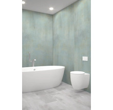 Svetlá kúpeľňa s vaňou a závesným WC pred farebnou stenou