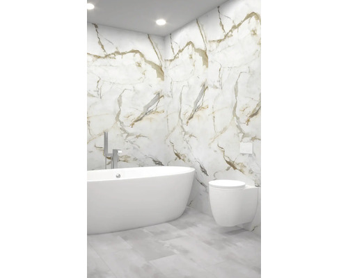 Moderná kúpeľňa s vaňou, toaletou a mramorovou stenou