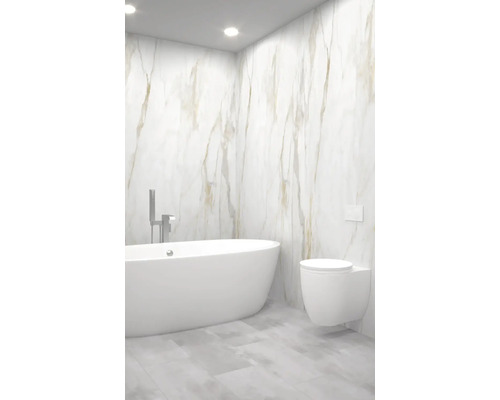 Kúpeľňa s voľne stojacou vaňou a závesným WC pred obloženou stenou