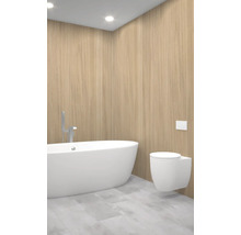 Kúpeľňa s voľne stojacou vaňou a závesným WC pri drevenej stene