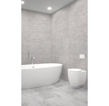 Moderná kúpeľňa s vaňou a závesným WC pred štruktúrovanou stenou