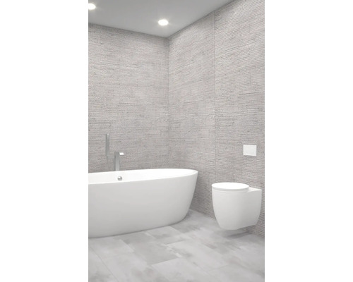 Moderná kúpeľňa s vaňou a závesným WC pred štruktúrovanou stenou