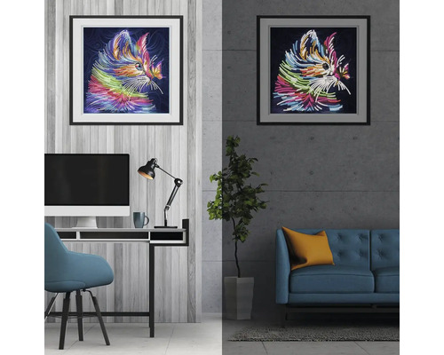 Dva zarámované obrazy s motívom mačky v obývacej izbe, ktoré vytvárajú modernú a umeleckú atmosféru.